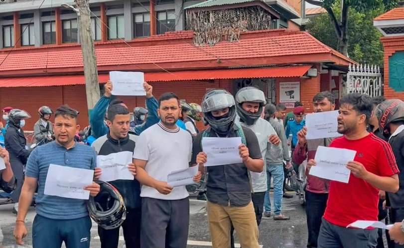 सिंहदरबार अगाडि एमाले निकट विद्यार्थीहरूको प्रदर्शन, अनेरास्ववियुका अध्यक्षसहित ६ जना हिरासतमा
