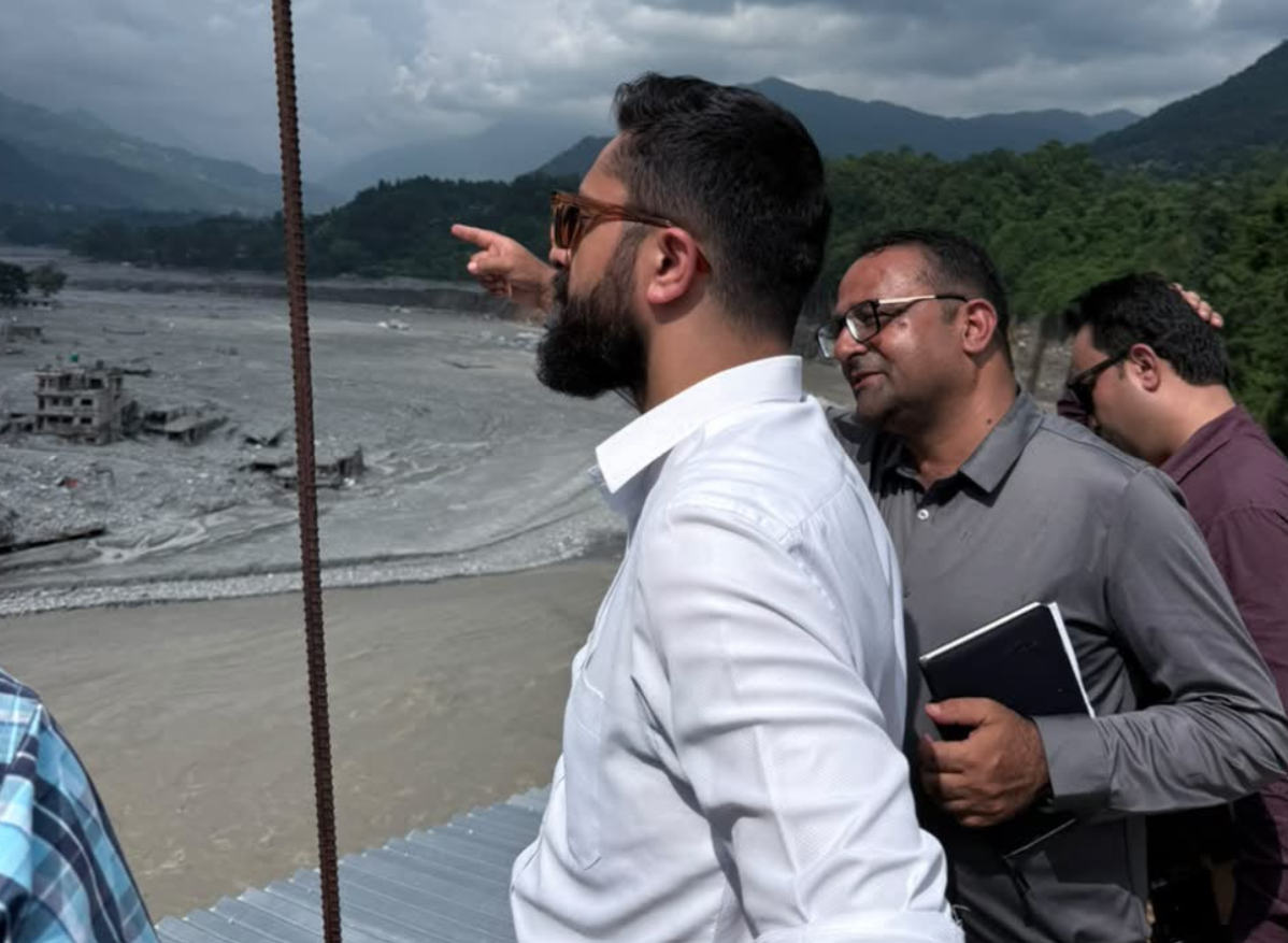 बाढीले ९ हजार विद्यार्थीको पठनपाठन ठप्प, वस्तुस्थिति बुझ्न नुवाकोट पुगे शिक्षामन्त्री