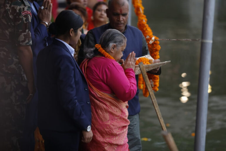 प्रधानमन्त्री कार्कीद्वारा छठ पर्वका अवसरमा कमलपोखरी पुगेर पूजा अर्चना
