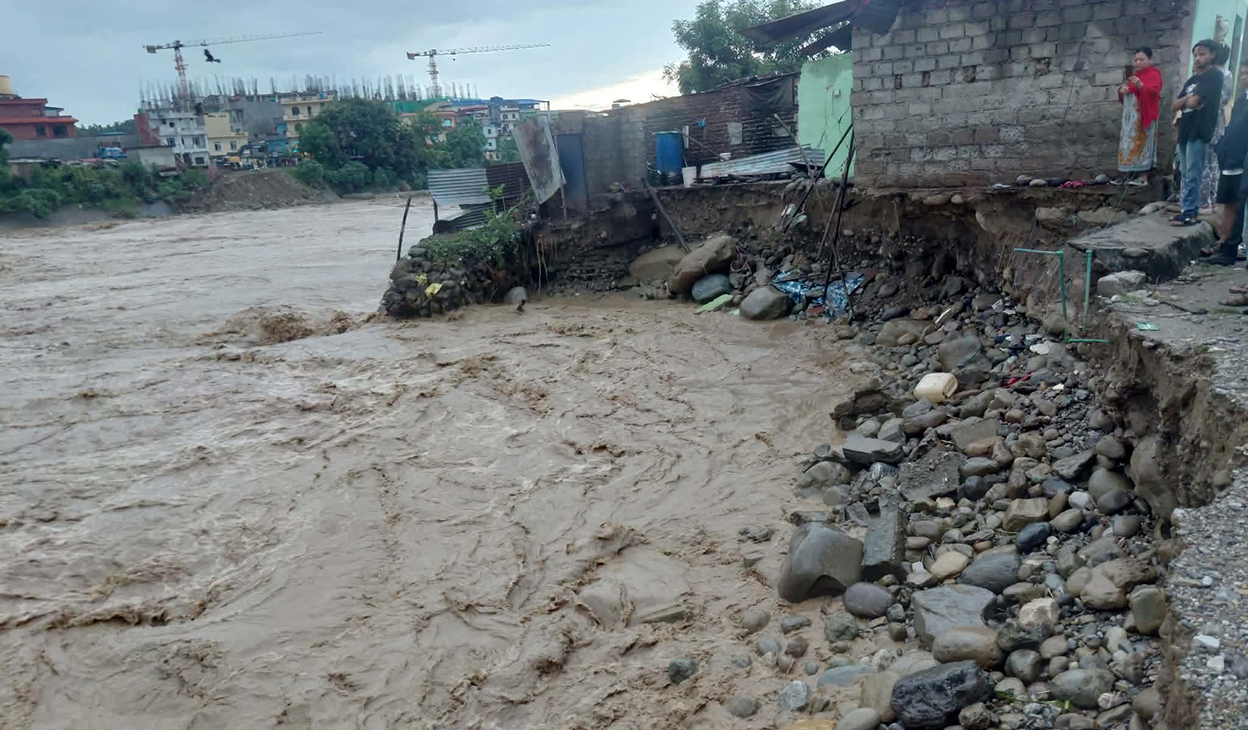 तिनाउ नदीमा आएको बाढीले बुटवलमा दुई घर बगायो, जोखिमयुक्त तटीय क्षेत्रबाट उद्धार जारी