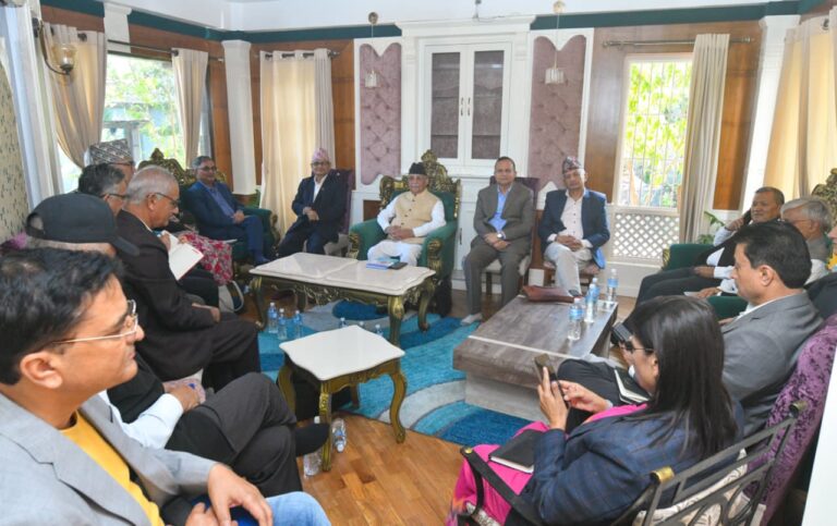 एमाले सचिवालय बैठक बस्दै, दबावमा ओली