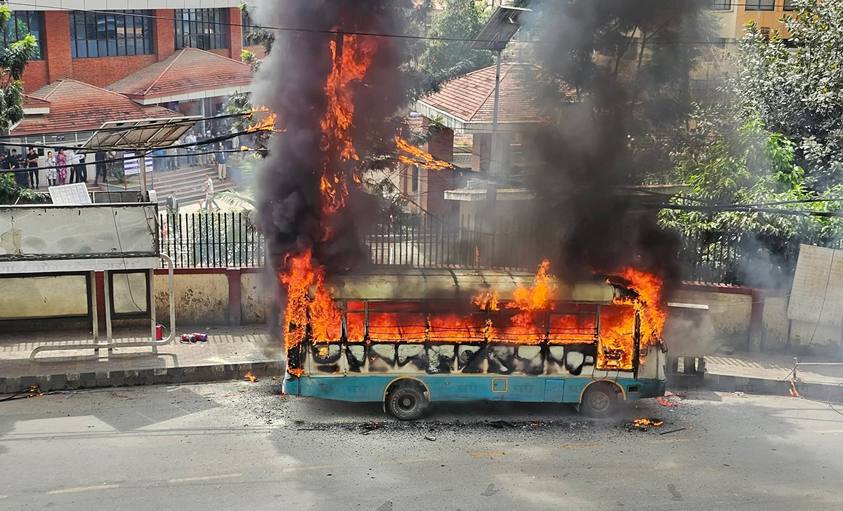 त्रिपुरेश्वरमा बसमा आगलागी