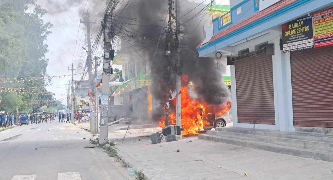 प्रदेश योजना आयोगको गाडीमा विद्यार्थीले लगाए आगो