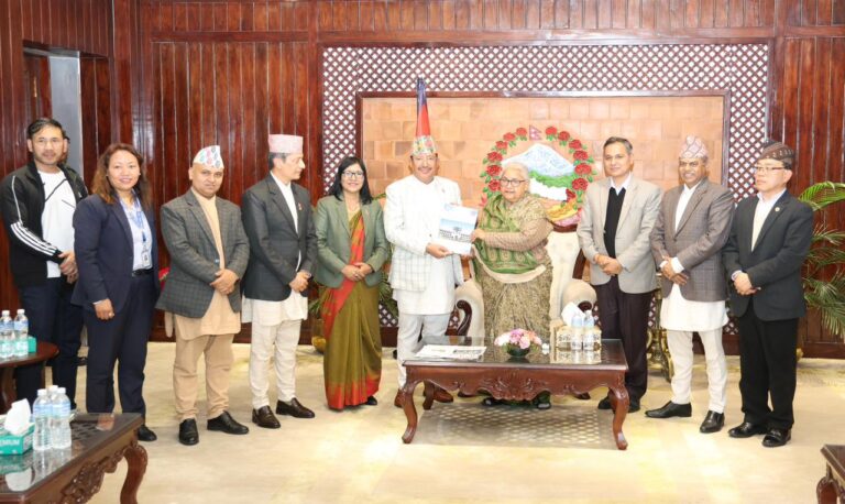 निर्वाचन आयोगले प्रधानमन्त्रीलाई बुझायो मत परिणामसहितको प्रतिवेदन