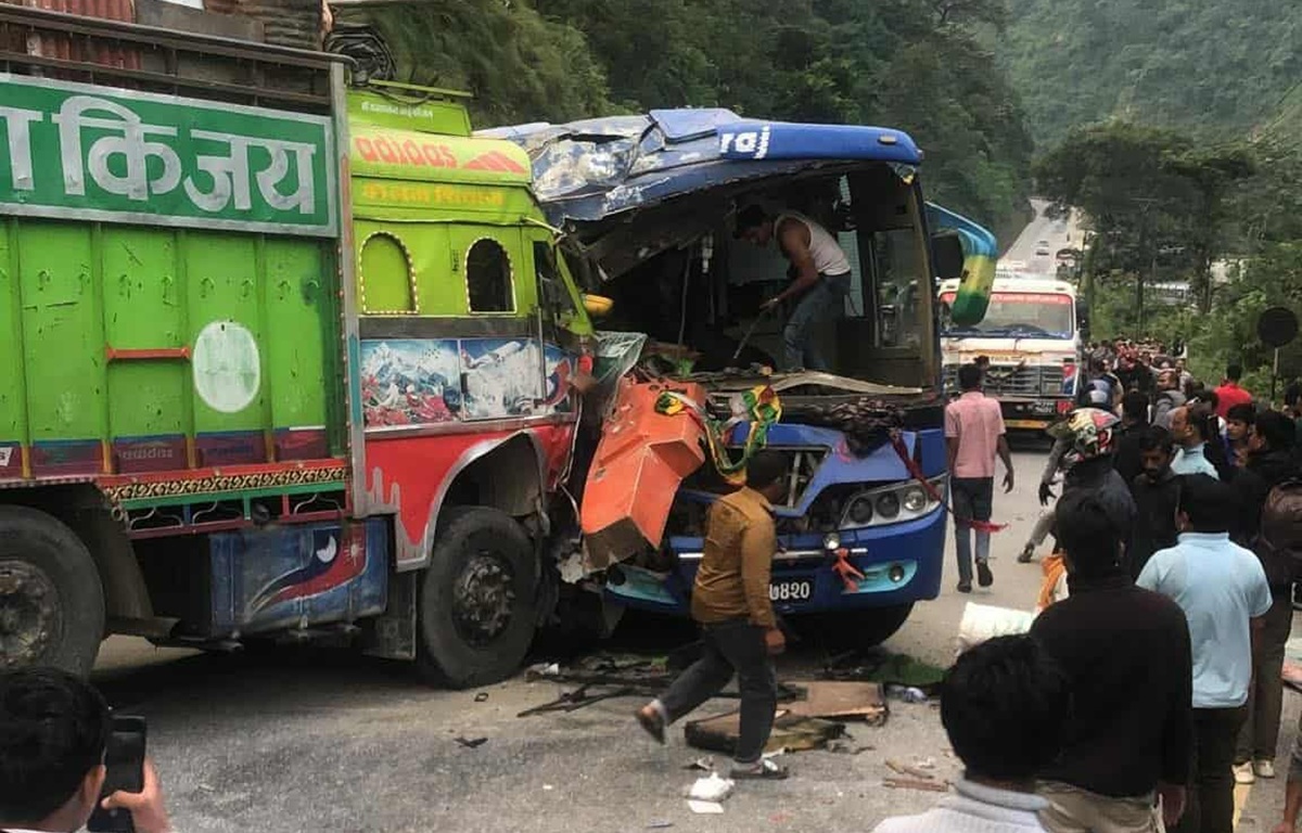 नारायणगढ-मुग्लिन सडक खण्डमा सातवटा गाडी एकआपसमा ठोक्किए