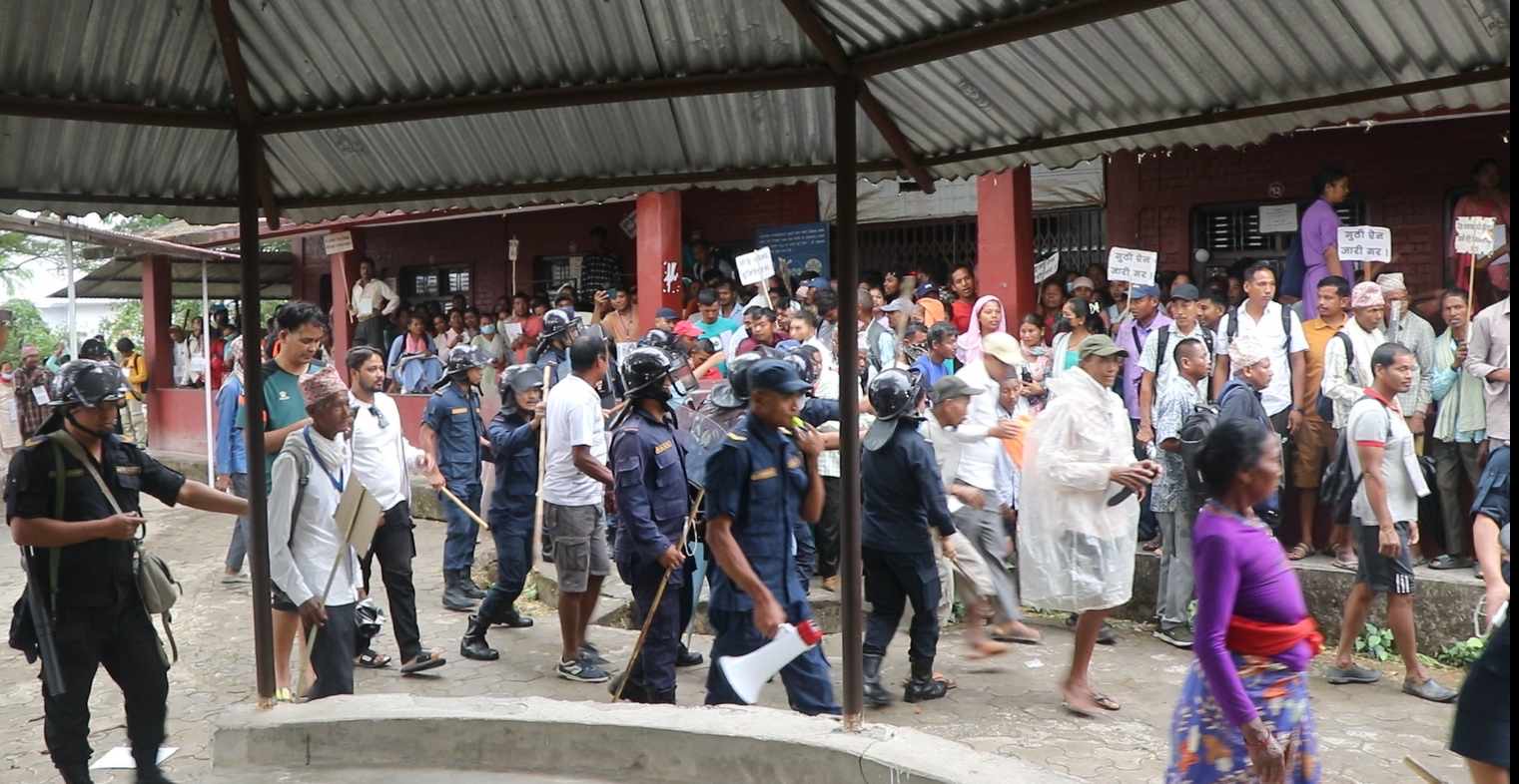 किसानले लगाए मालपोत र नापी कार्यालयमा ताला, प्रहरीले गर्‍यो पाँच राउन्ड हवाई फायर