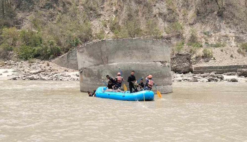 भेरी नदीमा बेपत्ता दुई जनाको शव सशस्त्र को गोताखोरले निकाल्यो