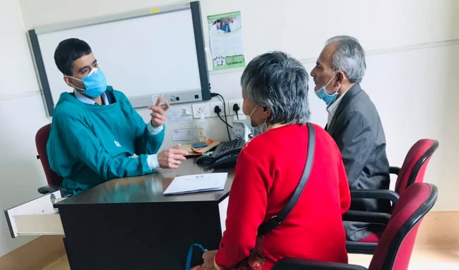दिल्ली पुगेका भट्टराईले लिए चिकित्सकसँग परामर्श, भोलिबाट थप उपचार हुने