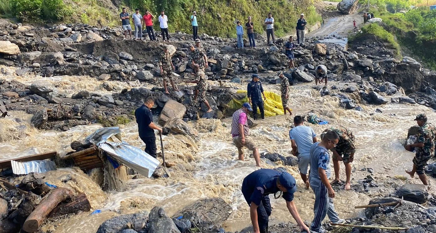 बौलाहा खोलाको बाढीले भूकम्प पीडितका अस्थायी घरटहरा र पसल बगायो