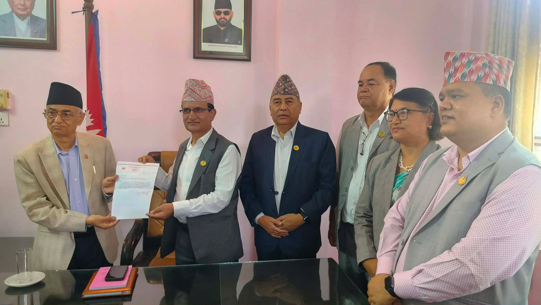 बागमती सरकारबाट एमालेका ६ मन्त्रीले दिए राजीनामा, समर्थन पनि फिर्ता