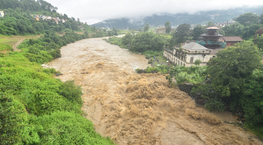 काठमाडौँ उपत्यकामा भारी वर्षा, खोलाहरूमा बढी, सामाखुसीमा एक बालक बगायो