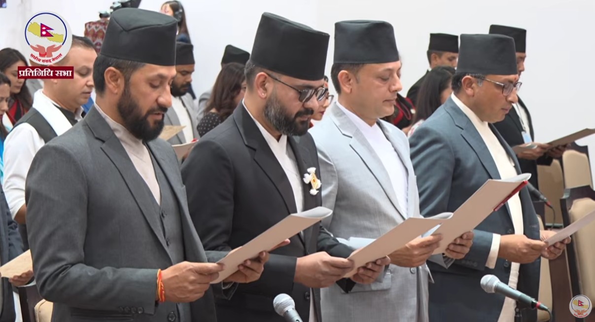 नवनिर्वाचित सांसदहरूले लिए शपथ