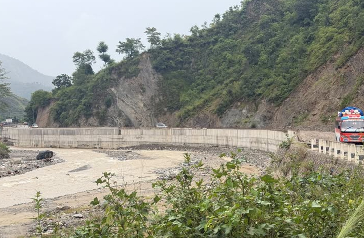 बीपी राजमार्गमा सवारी सञ्चालनमा रोक