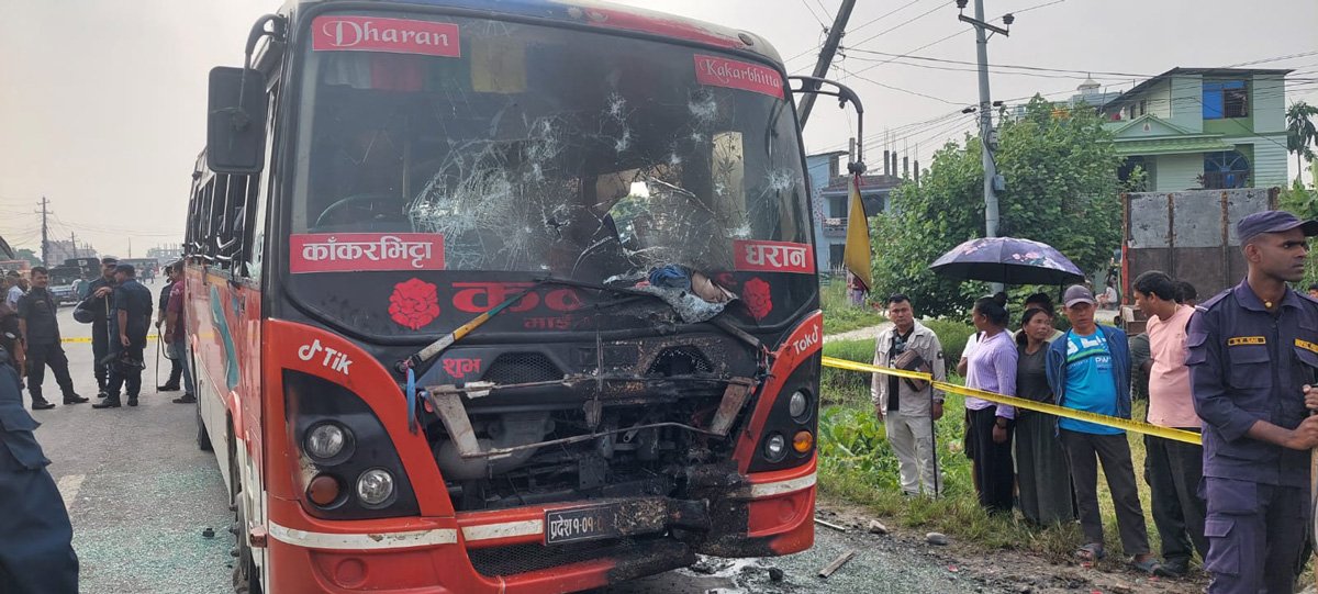 बसको ठक्करबाट मोटरसाइकल चालकको मृत्युपछि बसमा आगजनी