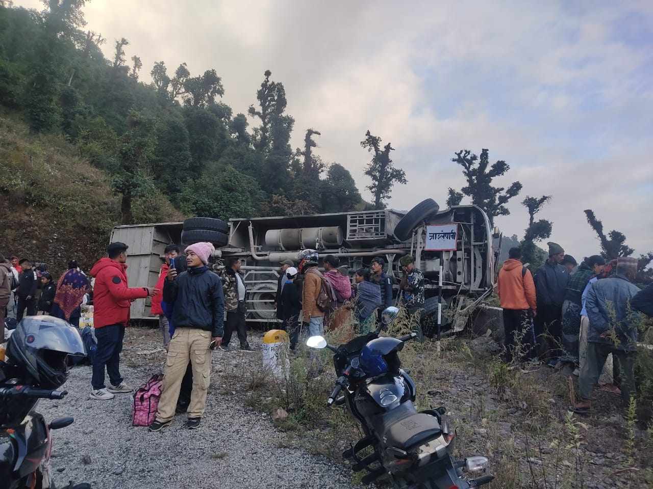 रुकुमदेखि काठमाडौं आउँदै गरेकाे बस बागलुङमा दुर्घटना, २१ जना घाइते