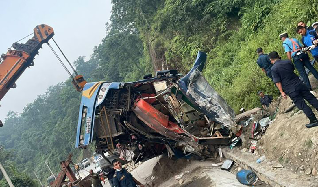दाउन्नेमा पूर्वमा बस दुर्घटना :  छ जनाको मृत्यु
