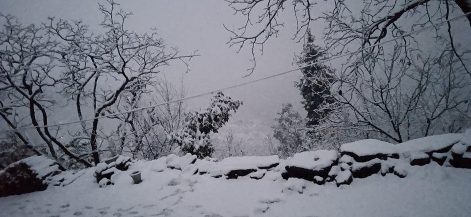 ताप्लेजुङको पाथीभरा मन्दिर क्षेत्रमा वर्षको पहिलो हिमपात