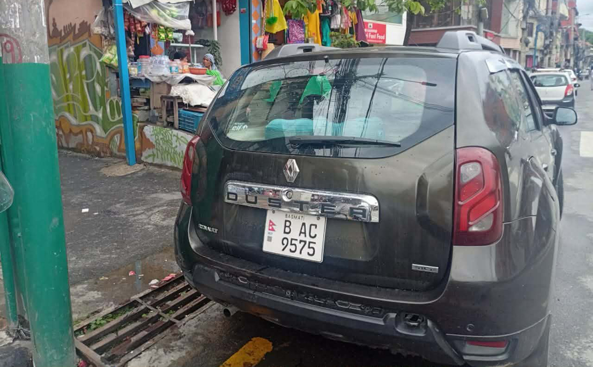 सञ्चारगृहपछि कांग्रेस महामन्त्री गगन थापाको निवास अगाडि पनि गाडी तेर्स्याएर अवरोध