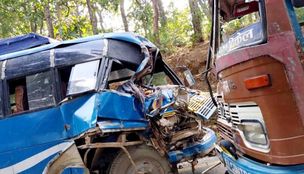 नारायणगढ–मुग्लिन सडकखण्डमा ट्रक र बस ठक्कर खाँदा ११ जना घाईते
