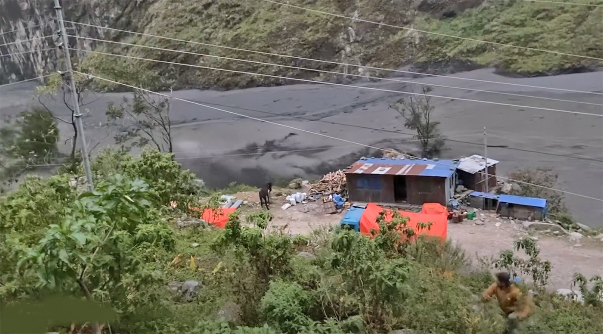 उत्तरी गोरखाको चुमनुब्बी ६ मा पहिरो थुनिएर बाढी: उद्धारका लागि नेपाली सेनाको हेलिकप्टर परिचालन गरिँदै
