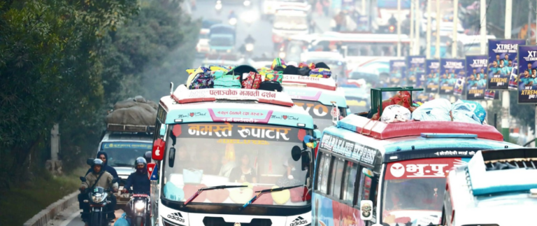 घर फर्कने यात्रुहरूको चाप: उपत्यकाबाट करिब ५ लाख यात्रु बाहिरिए