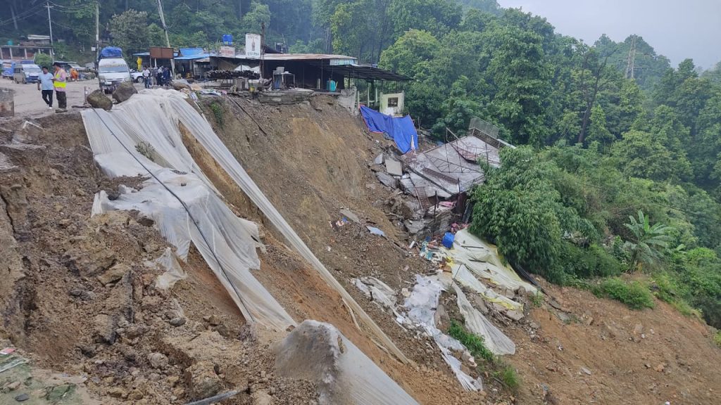 सडक भासिएपछि पूर्वपश्चिम राजमार्ग अवरुद्ध