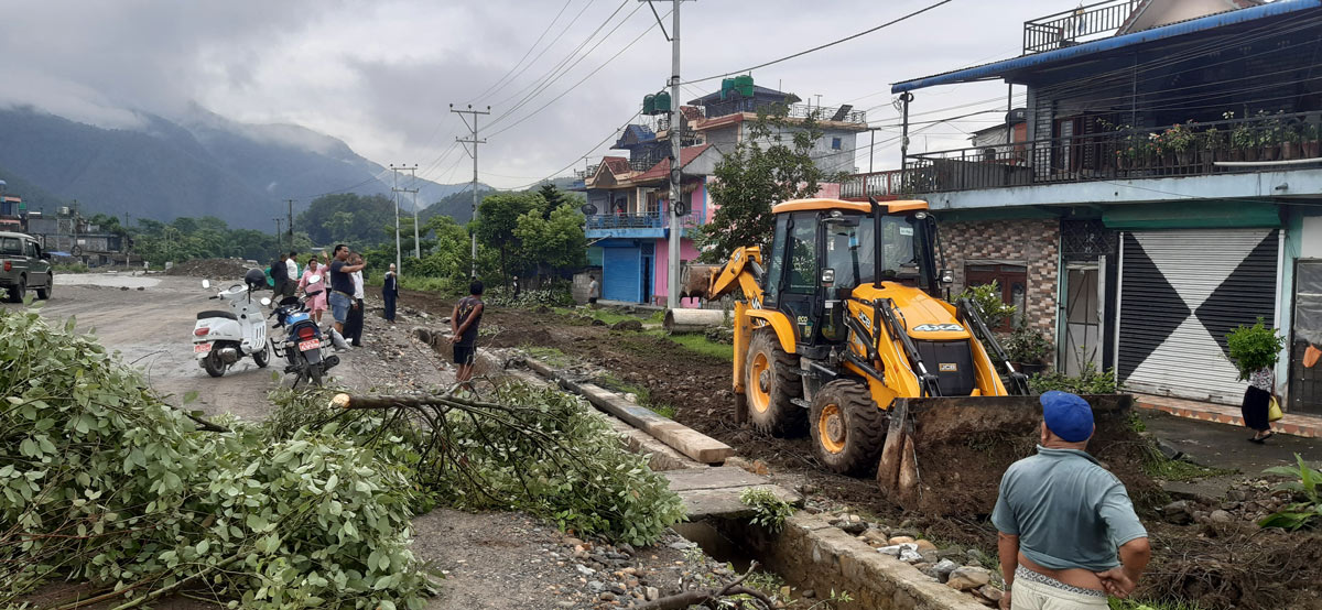 सडक अतिक्रमण गरी बनाएका संरचनामाथि डोजर चल्यो