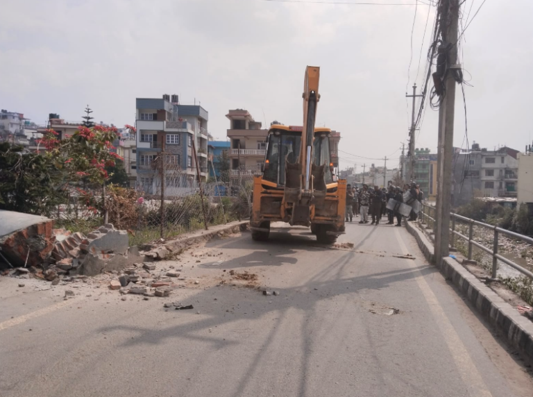 सुकुम्बासीको नाममा हुकुमबासीले ओगटेको महादेव खोला करिडोरमा चल्यो डोजर