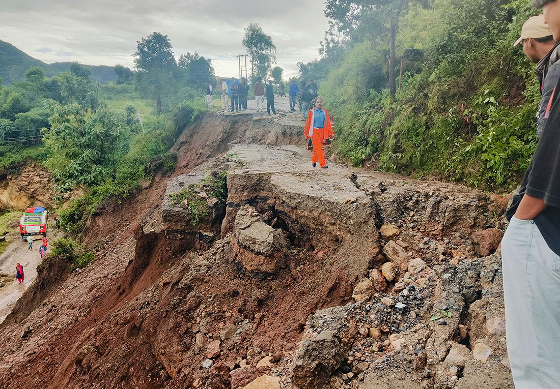 यी हुन् बाढीपहिरोले पूर्ण रूपमा अवरुद्ध ४८ वटा मुख्य राजमार्ग (सूचीसहित)