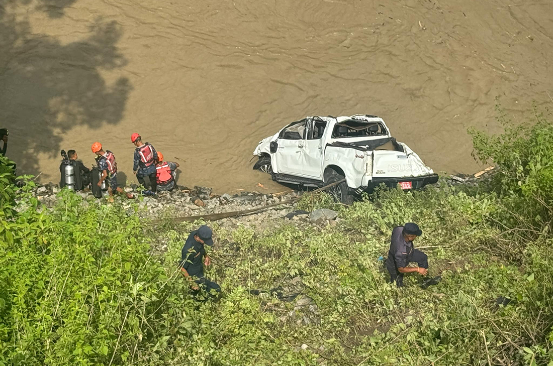 सुनकोशीमा खसेको गाडी २५ फिट गहिराइबाट निकालियो, बेपत्ता ३ युवा अझै भेटिएनन्