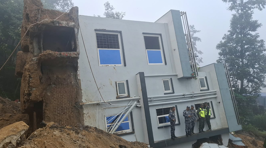 ललितपुरको धापाखेलमा घर ढल्यो