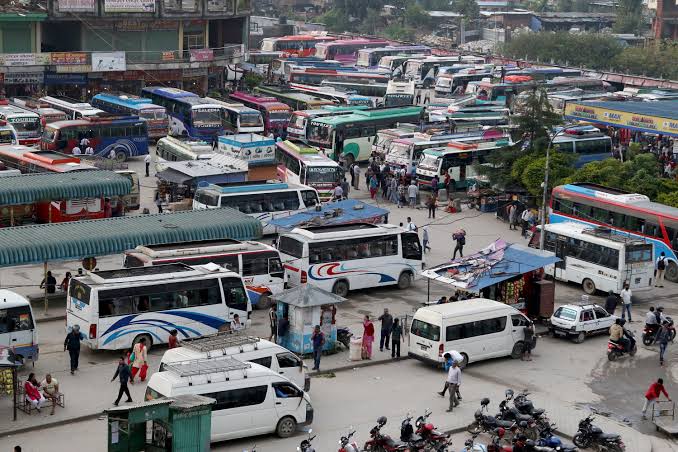 चाडपर्वमा दुर्घटना रोक्न ट्राफिक प्रहरीको विशेष अभियान: लामो दूरीका बसमा अनिवार्य दुई चालक