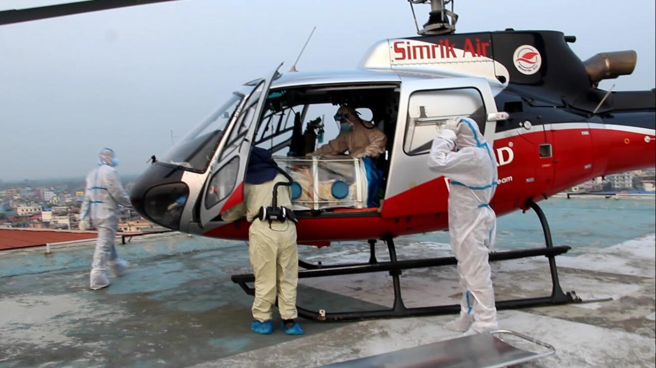 काठमाडौंबाट फेरि हेलिकप्टरमा झापाको अस्पताल पुर्‍याइयो कोरोना संक्रमितलाई