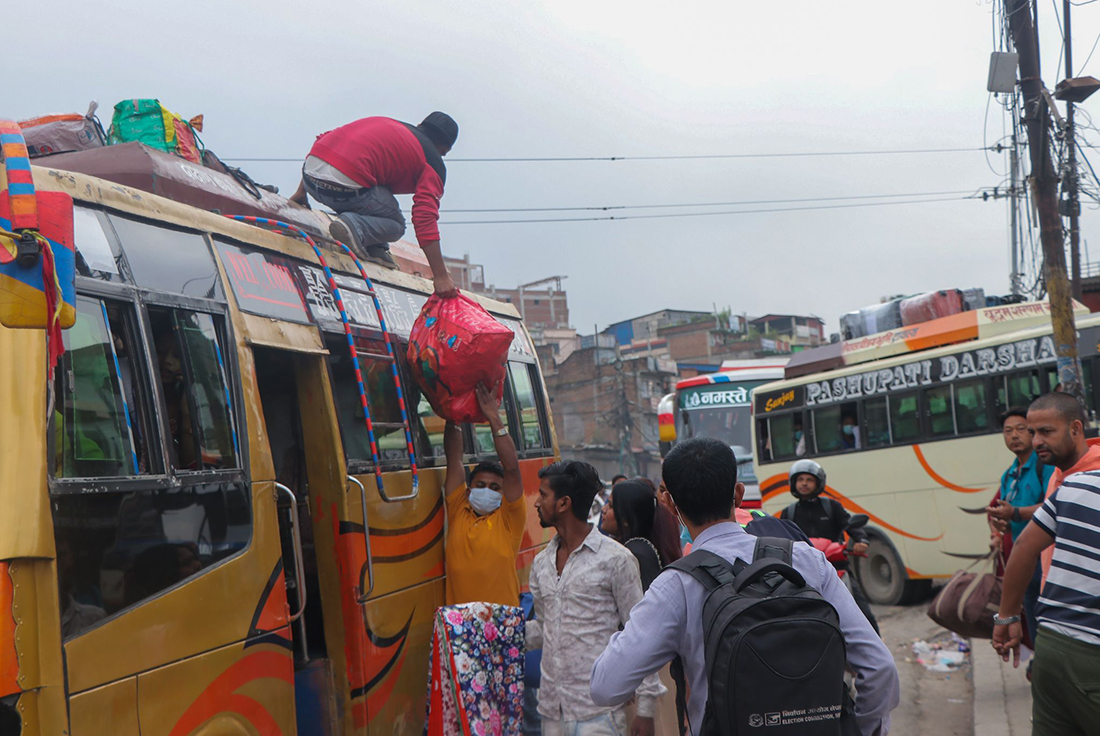 खराब सडकका बाबजुद काठमाडौंबाट ४ दिनमा १ लाख २६ हजार जना बाहिरिए