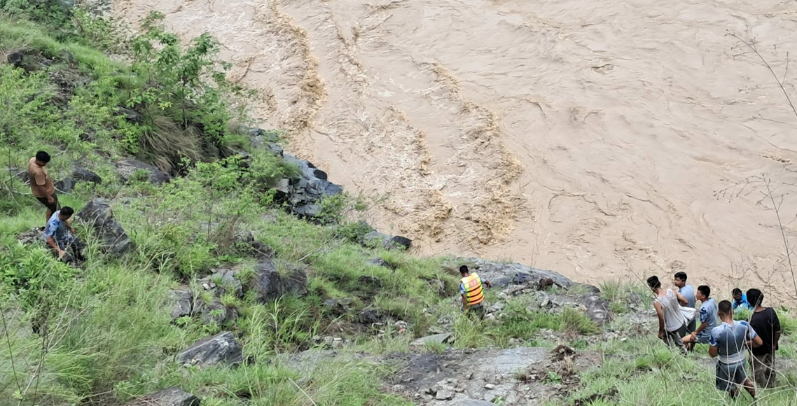 कर्णालीमा बेपत्ता माइक्रोका यात्रुको खोजी जारी, भीरबाट एक शव निकालियो