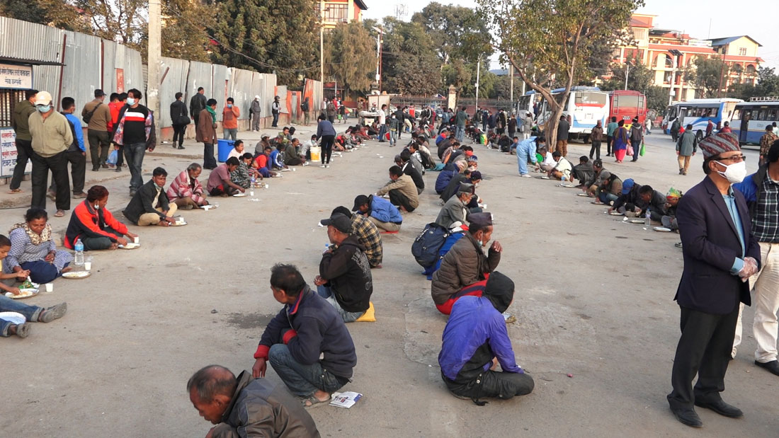 ठाउँ तोक्न नसक्दा खुलामञ्चमै खुवाइयो खाना