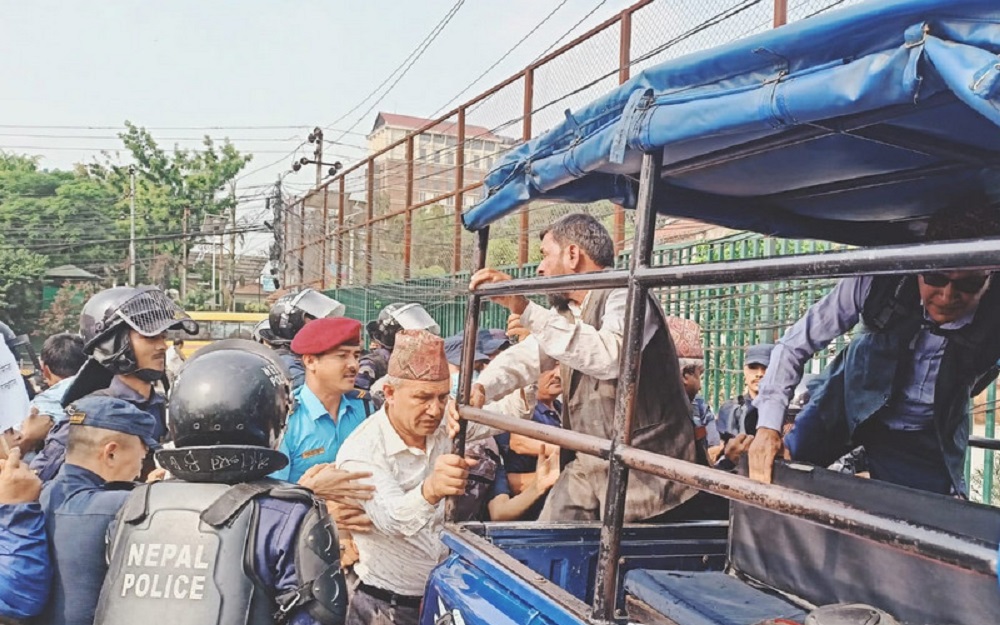 दूधको भुक्तानी माग्दै विरोधमा उत्रिएका  ३० जनाभन्दा बढी किसानहरू प्रहरी नियन्त्रणमा