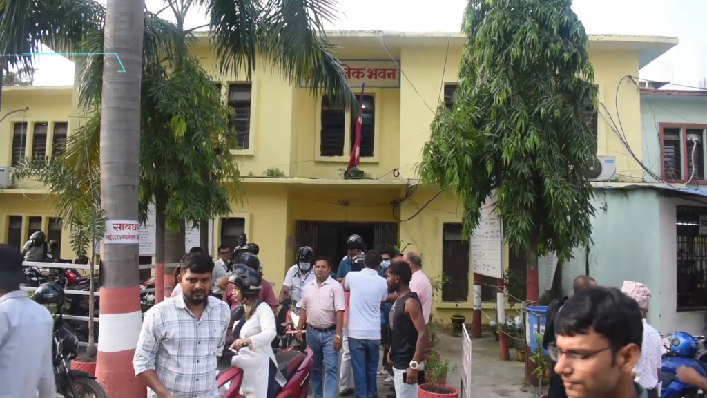 कोशी अस्पतालको जग्गामाथि डोजर: ३२ वटा अवैध व्यावसायिक सटर एक घण्टाभित्रै ध्वस्त