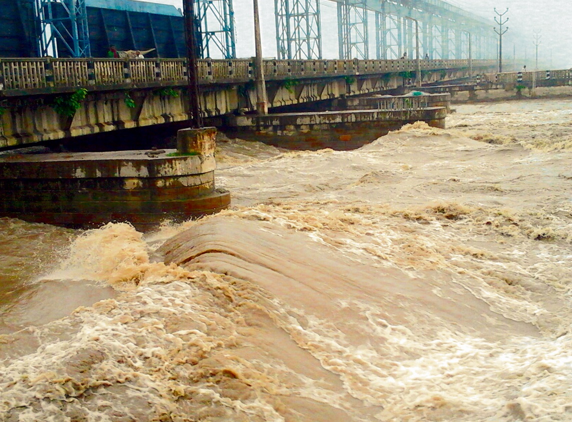 कोशीमा पानीको वहाव बढ्दै, ब्यारेजका २४ ढोका खुला