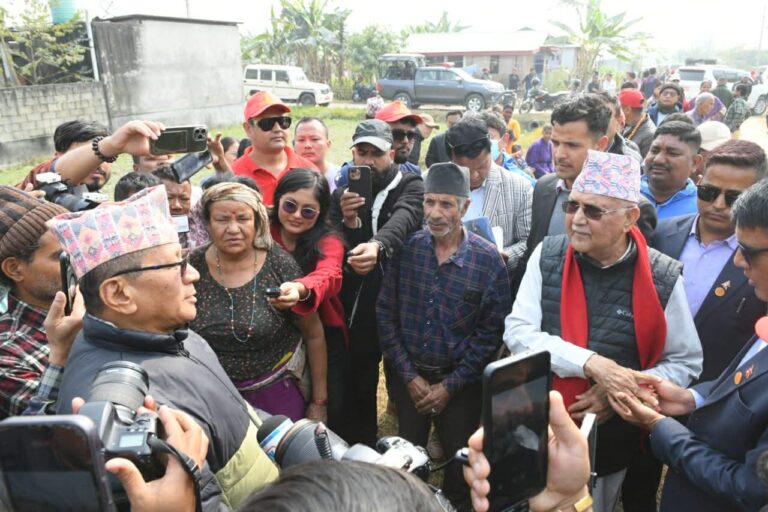 ओलीसँग कमल गाउँपालिकाका मतदाताहरूले भने : हामी देश बनाउने नेतालाई रोज्छौं