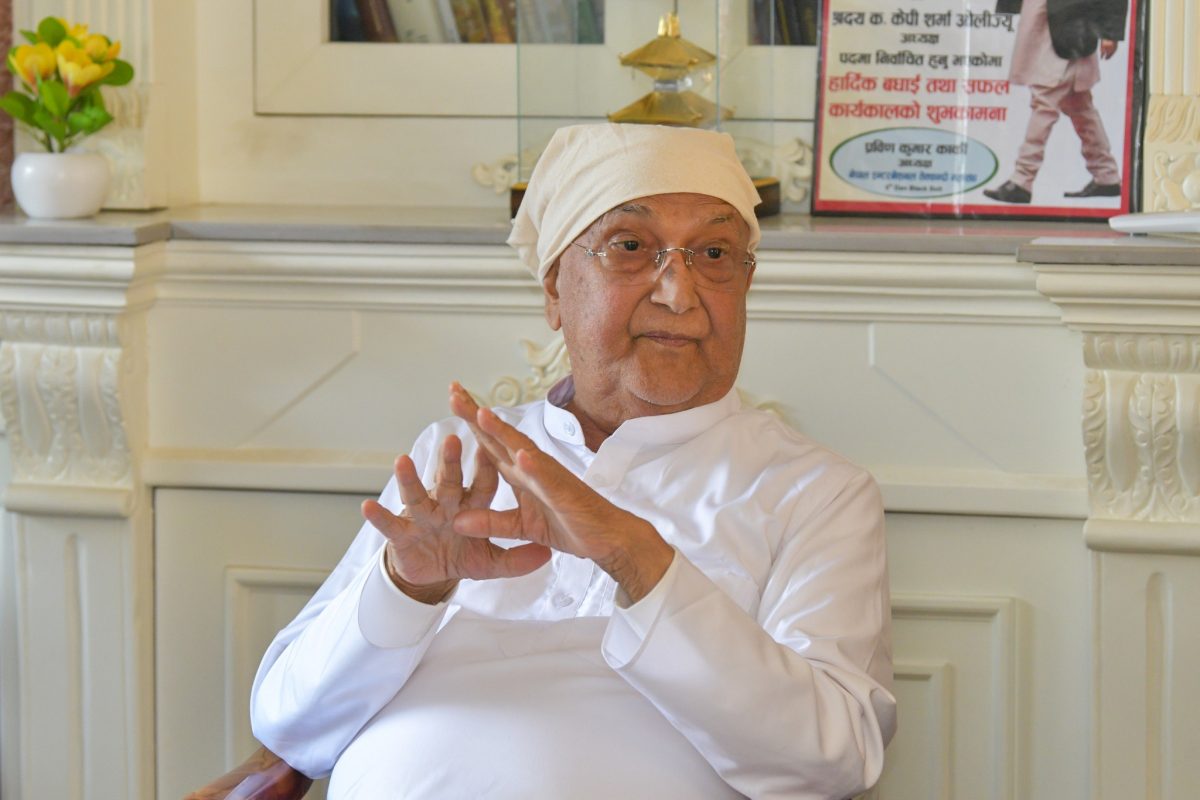 एमाले अध्यक्ष ओलीको राजनीतिक भेटघाटमा कडाइ: संक्रमणको जोखिमले १० देखि १५ दिन आराम गर्नुपर्ने