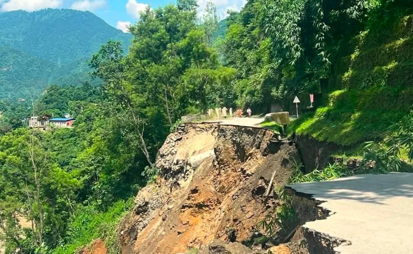 मान्छेसमेत हिंड्न नमिल्ने गरी भासियो कृष्णभीरको सडक