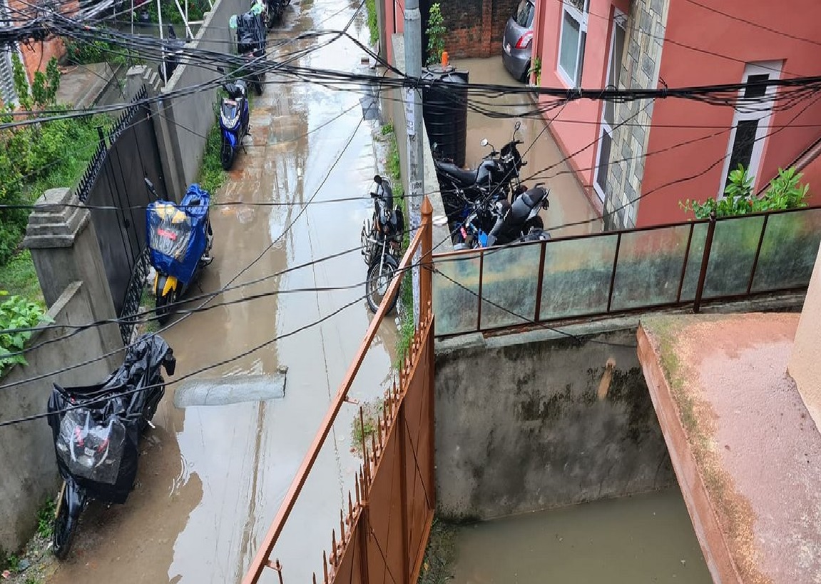 काठमाडौं शहर जलमग्न : तीनकुनेमा यातायात अवरुद्ध, बानेश्वरमा घरमा पानी पस्यो