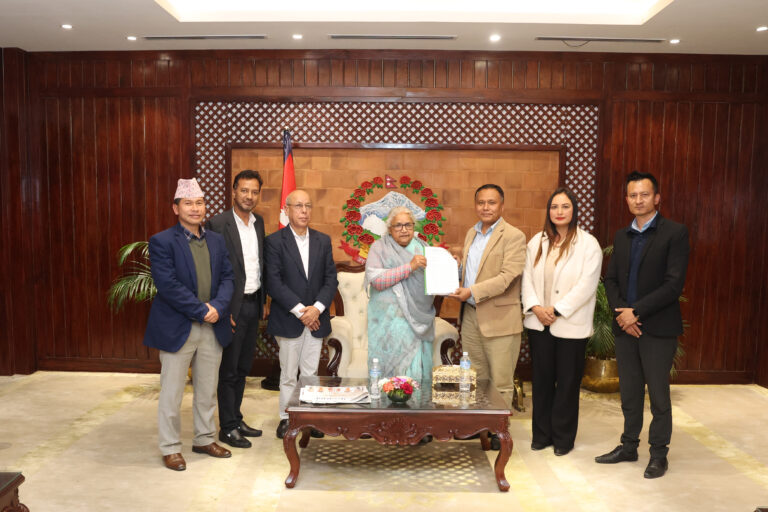 प्रधानमन्त्री कार्कीसँग कुलमानले भने-‘म हारे पनि देशले जितेको छ, देशले सेफल्यान्डिङ पाएको छ’