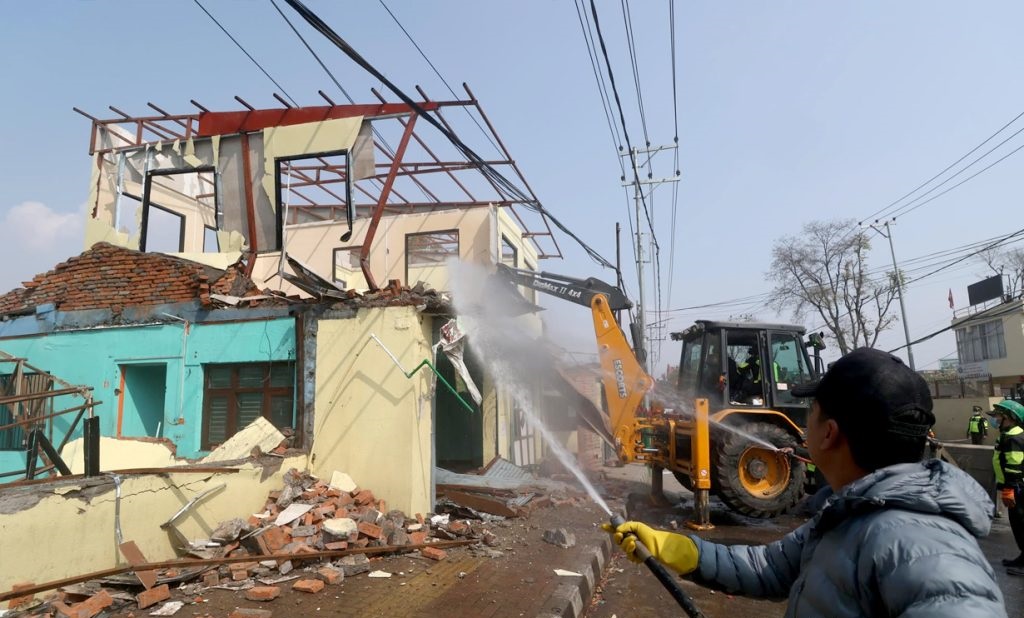 न्हुँ पोखरी संरक्षण गर्न ललितपुर महानगरले वडा कार्यालयमाथि नै चलायो डोजर