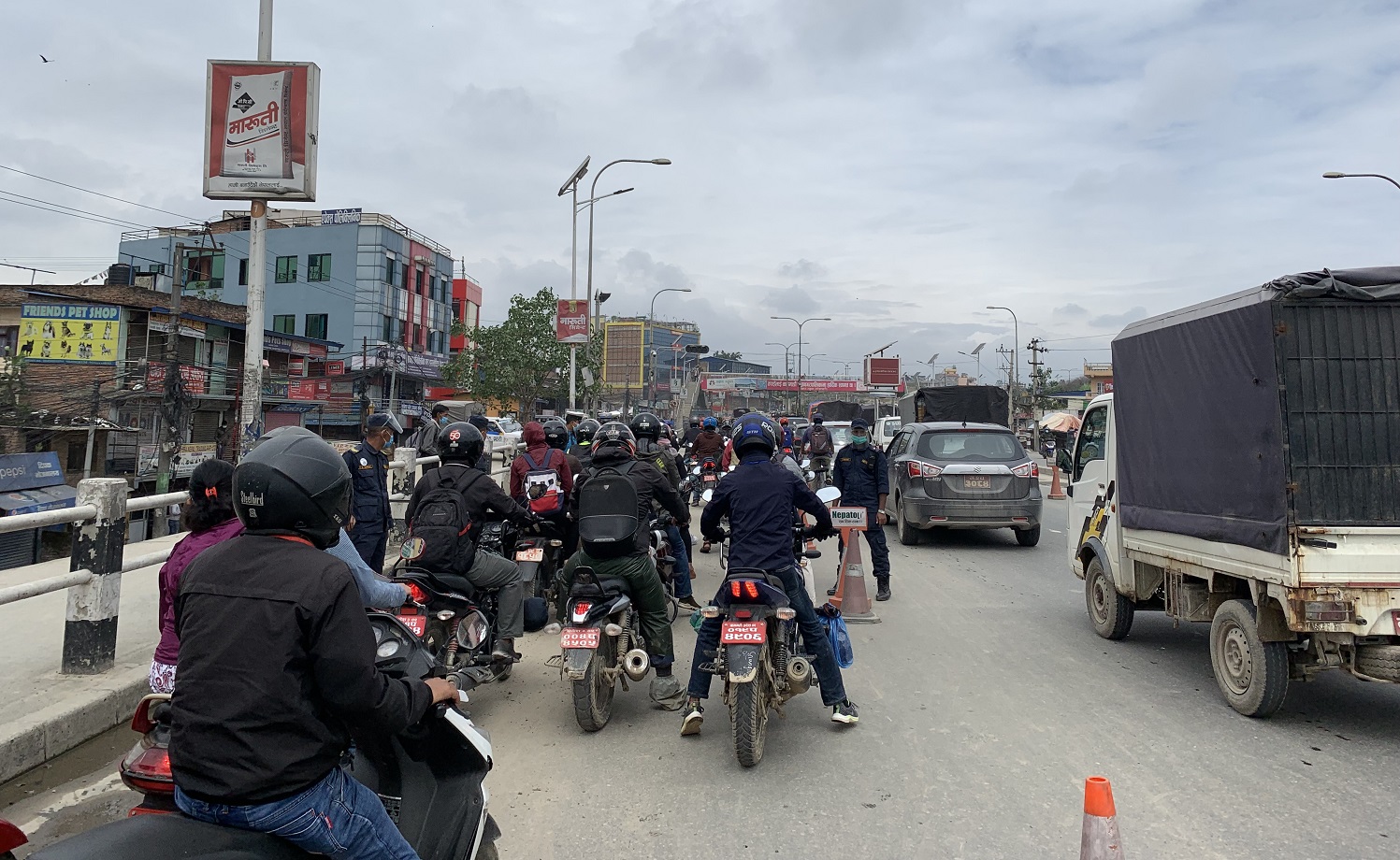 काठमाडौंमा उपत्यकामा निषेधाज्ञा खुकुलो, सडकमा सवारीसाधनको चाप पनि बढि