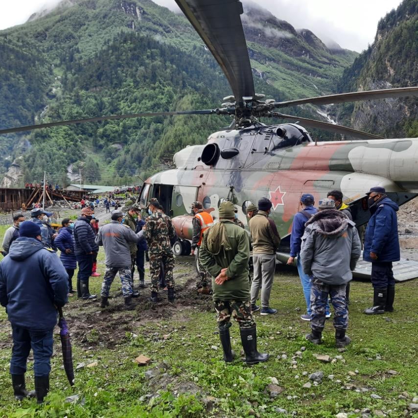 सेनाको हेलिकोप्टरबाट मनाङमा बाढीका कारण फसेका ३५ जनाको उद्धार