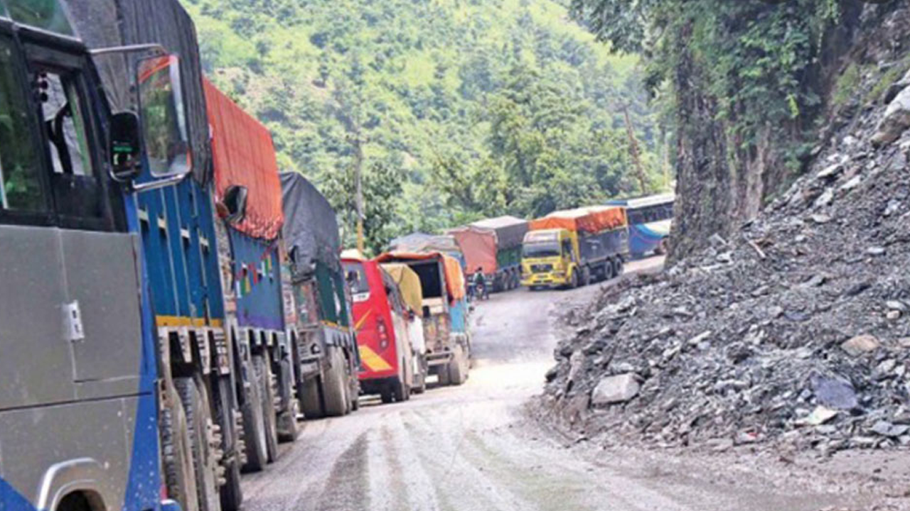 नागढुंगा नौबिसे सडक दैनिक पाँच घण्टा बन्द हुने