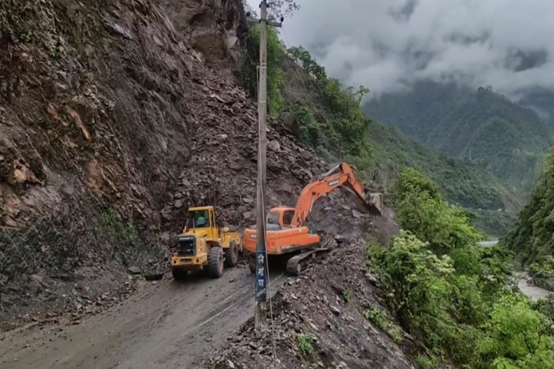 नागढुङ्गामा ठूलो पहिरो,  त्रिभुवन राजपथ अवरुद्ध