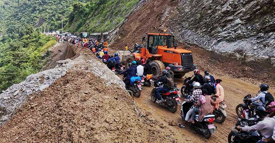 वर्षाका कारण सडक अवरुद्ध, १८ सडक एकतर्फी संचालनमा